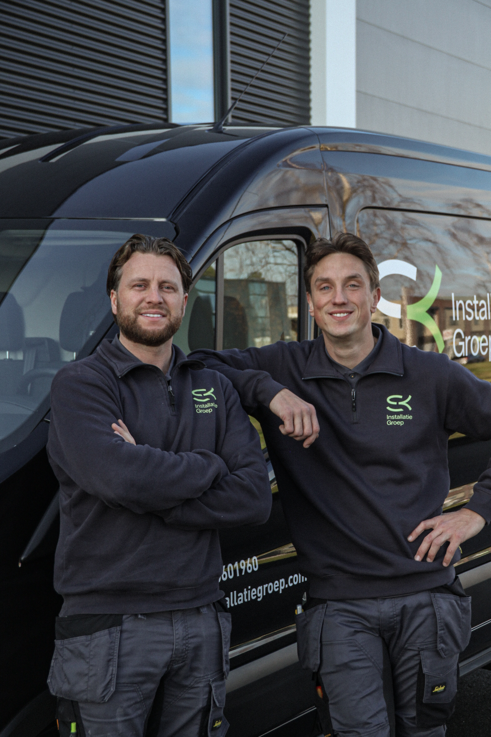 Kevin en Sandro van SK Installatiegroep bij hun bedrijfsbus