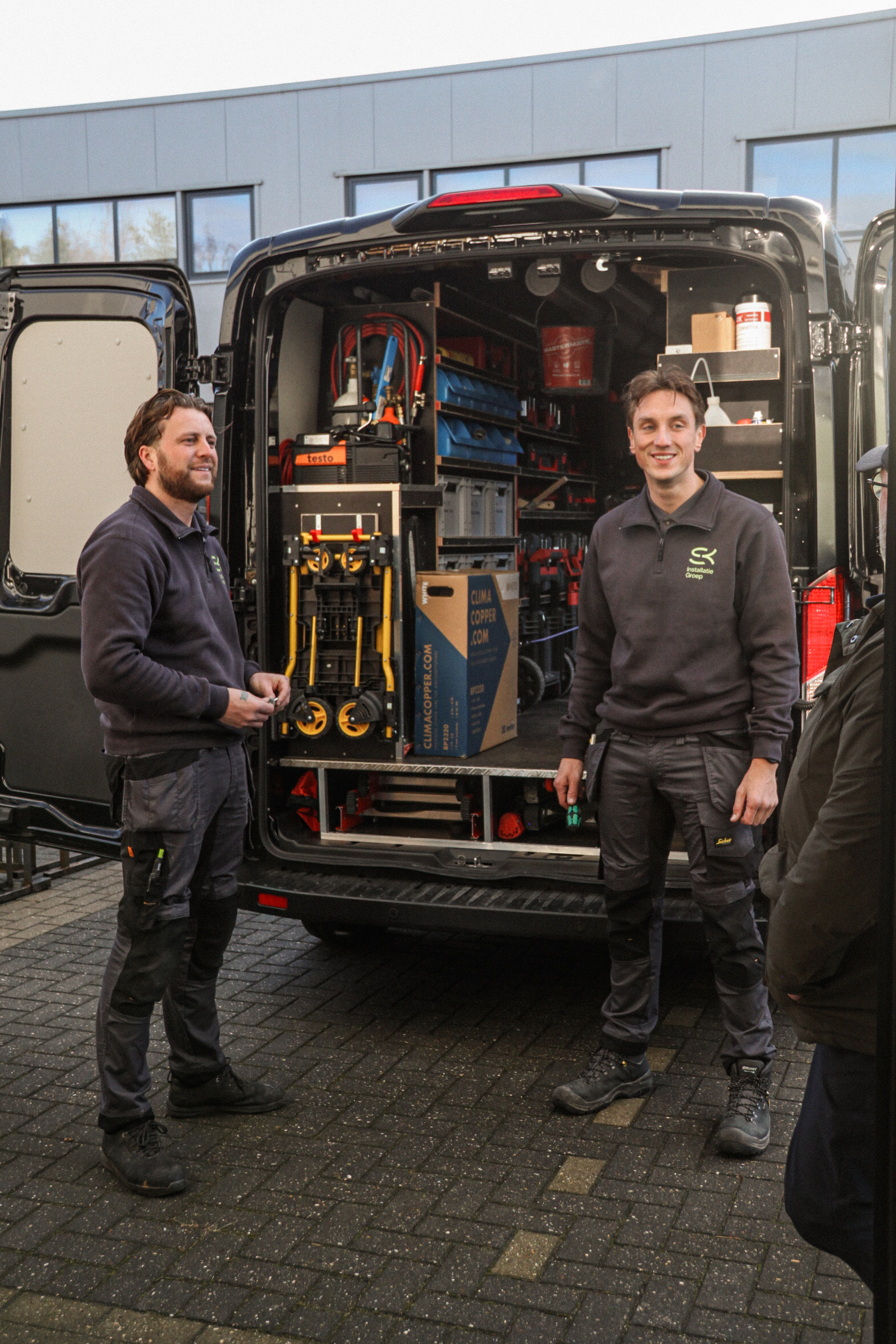 Het team van SK Installatiegroep aan het werk