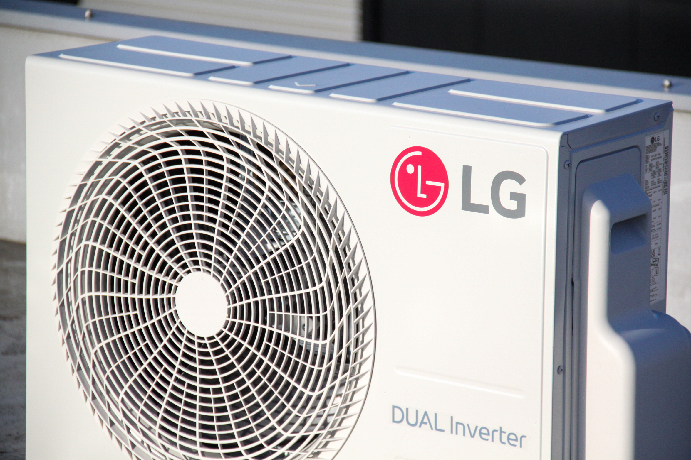LG airconditioning buitenunit geïnstalleerd door SK Installatiegroep