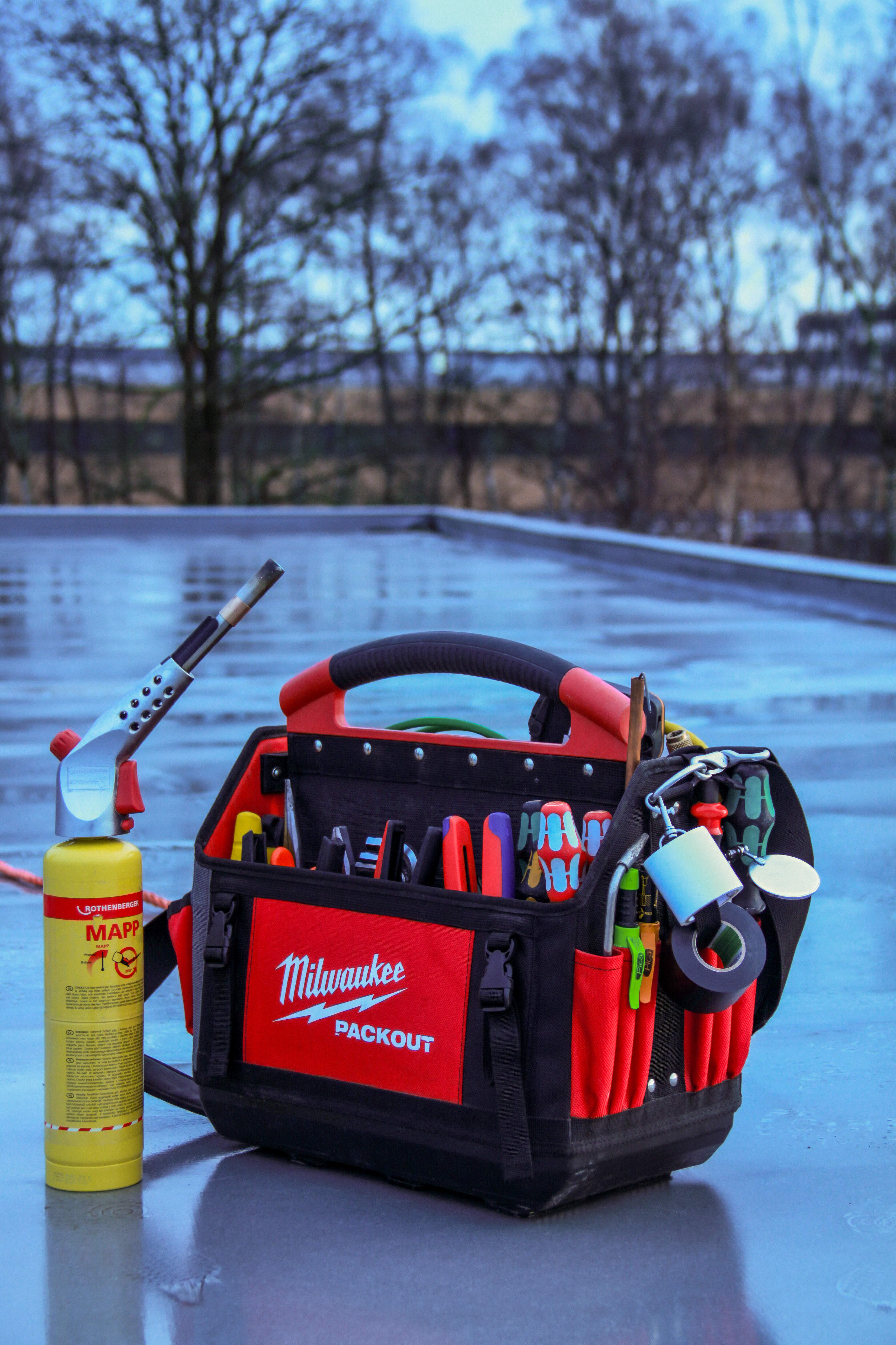 SK Installatiegroep monteur bij klimaatinstallatie